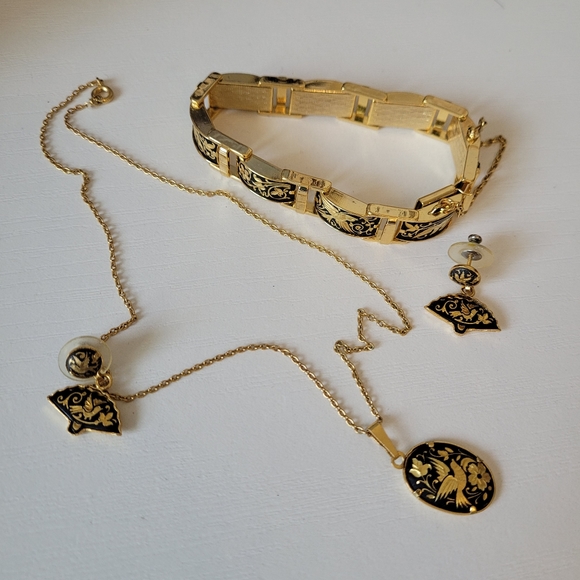 Gold Tone Black Damascene Beautiful Necklace, Bracelet and Earrings Set - Picture 6 of 10